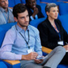 5 ideas para dinamizar un panel corporativo (sin romper el protocolo)